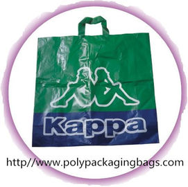 Le vert favorable à l'environnement a réutilisé le sac en plastique de poignée pour l'achat