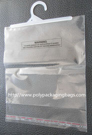 Le logo blanc a imprimé les sacs en plastique de cadeau avec les poignées/gousset du fond