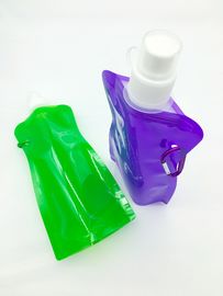 Tenez la poche pliable de sac d'eau de bec pour la matière plastique qui respecte l'environnement de jus
