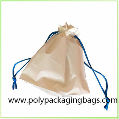 Habillement empaquetant de poly sacs avec le cordon pour des achats/sports/voyage/partie
