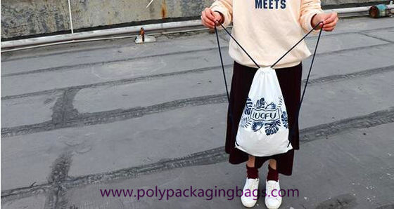 Sacs givrés de sac à dos de cordon de CPE 0.07mm pour les poches de impression faites sur commande de cordon de stockage de cadeau