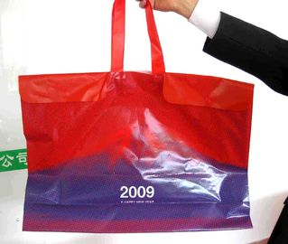 La coutume a imprimé de grands sacs à provisions en plastique avec des poignées de corde/bouton