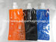 Sacs d'eau en plastique oranges/bleus tiennent la poche avec l'emballage de bec