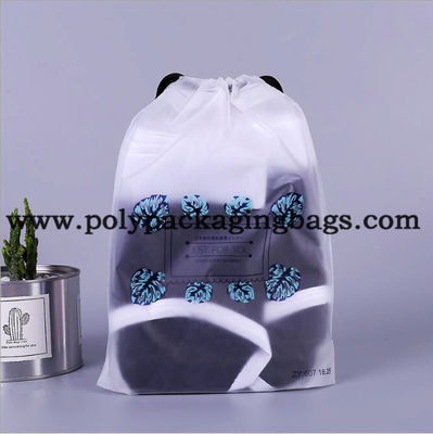 La gravure imprimant 100mic a givré les sacs de cordon en plastique a adapté le sac aux besoins du client de Logo Promotional Polyester Drawstring Frosted