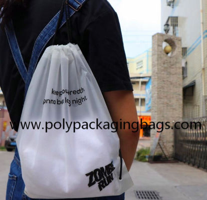 sac à dos givré blanc de cordon de CPE de 0.07mm pour le sac commode de stockage de forme physique pour la natation, forme physique, yoga, sortie