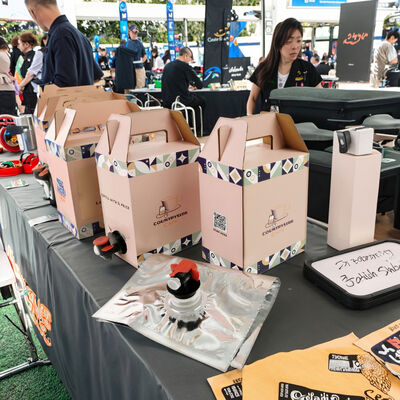 Sac de surface texturé en boîte contenant en plastique avec écouvillon adapté aux applications d'emballage liquide alimentaire