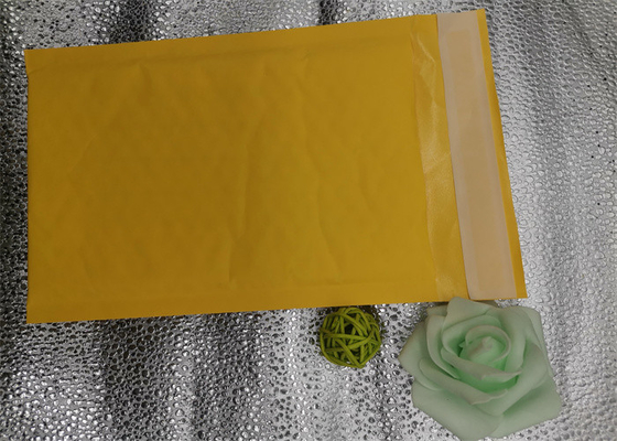 Sac jaune d'enveloppe matelassée de papier d'emballage, sacs d'annonces de bulle d'enveloppe